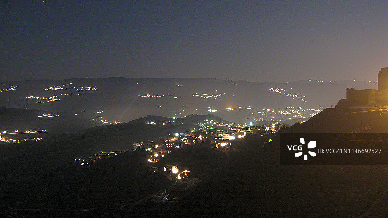 叙利亚塔尔图斯山丘、霍姆斯山谷的夜间全景图片素材