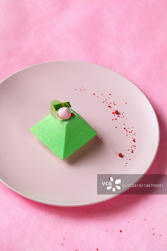 金字塔造型的抹茶慕斯蛋糕图片素材