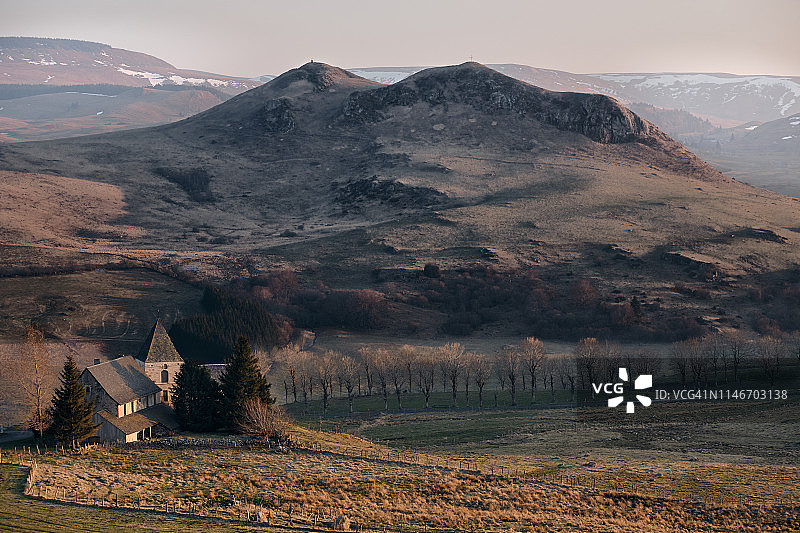 荒野中的基督教教堂图片素材