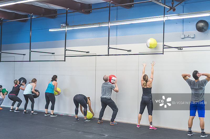 男女混合健身房锻炼图片素材