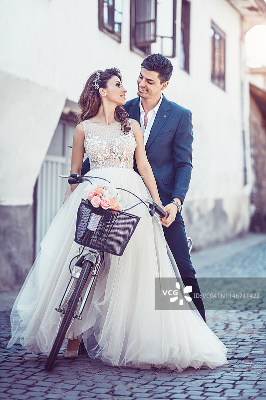 新郎新娘骑自行车去婚礼图片素材
