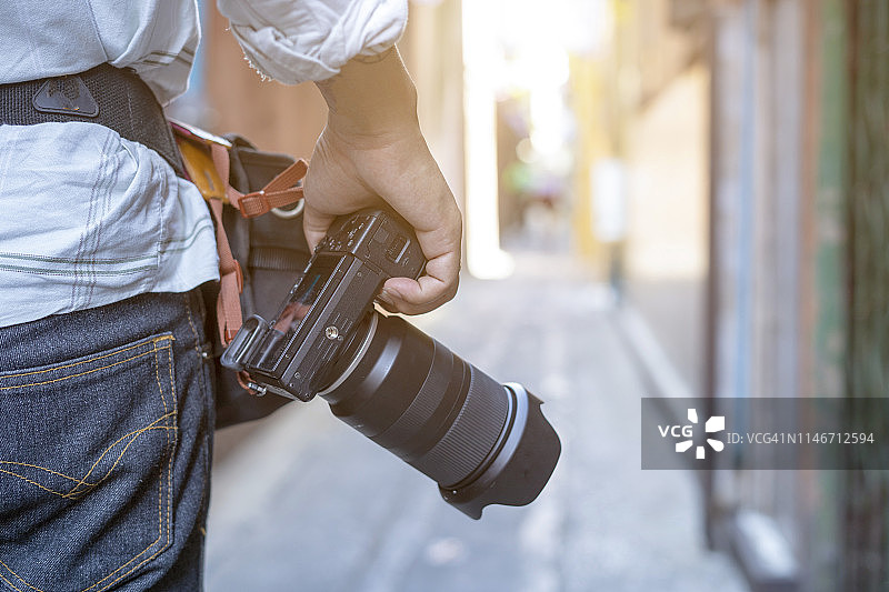 男子轻松地拿着老式复古相机图片素材