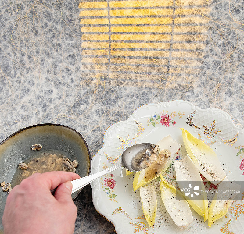 菊苣沙拉配凤尾鱼酱汁预制图片素材