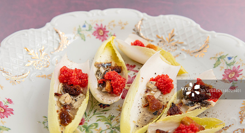 菊苣沙拉配凤尾鱼酱和红点鲑鱼卵图片素材