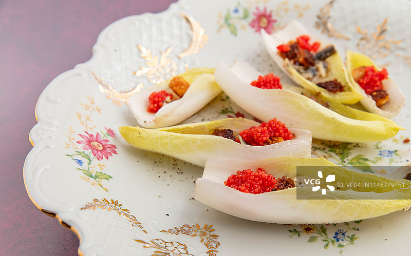 菊苣沙拉配凤尾鱼酱和红点鲑鱼卵图片素材