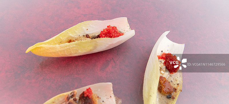 菊苣沙拉配凤尾鱼酱和红点鲑鱼卵图片素材