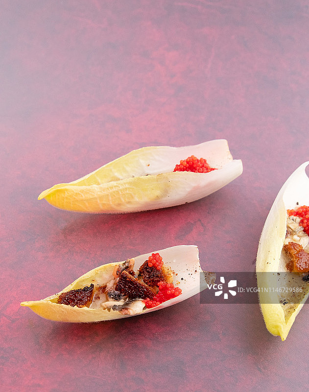 菊苣沙拉配凤尾鱼酱和红点鲑鱼卵图片素材