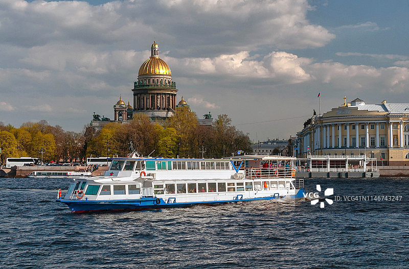 涅瓦河上的船舶与圣以撒大教堂图片素材