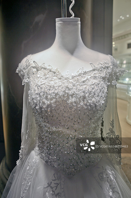 穿着白色连衣裙的女人躯干模型图片素材