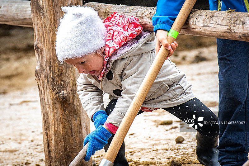 努力工作的小女孩图片素材