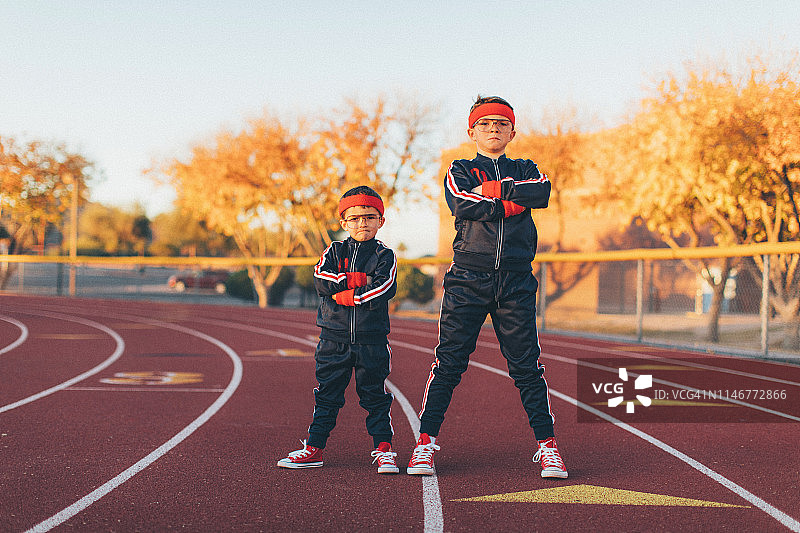 年轻的书呆子，穿着运动服的硬汉图片素材