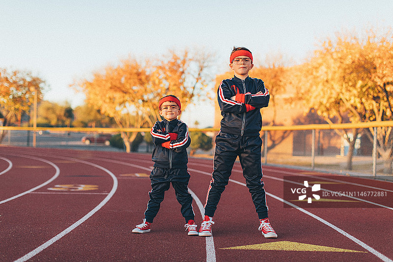 穿运动服的年轻书呆子图片素材