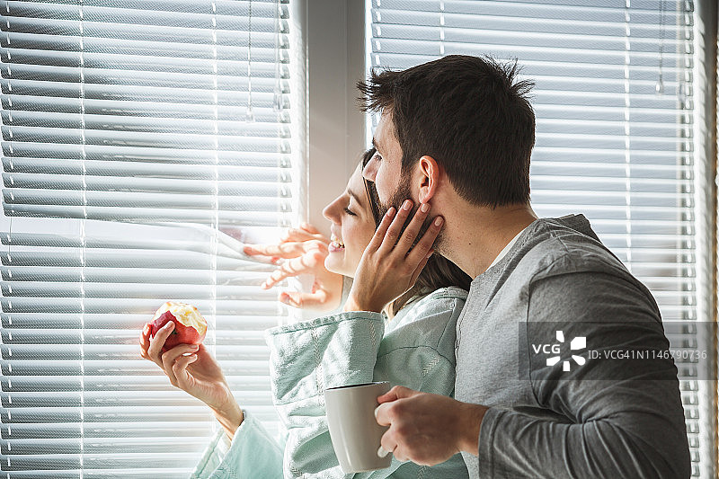 情侣清晨在窗边图片素材