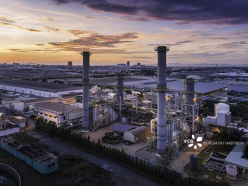 黄昏时分的发电厂鸟瞰，电力能源概念背景图片素材