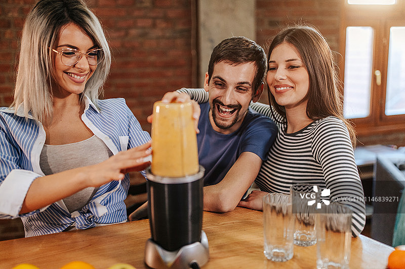 一起制作水果冰沙的快乐朋友们图片素材