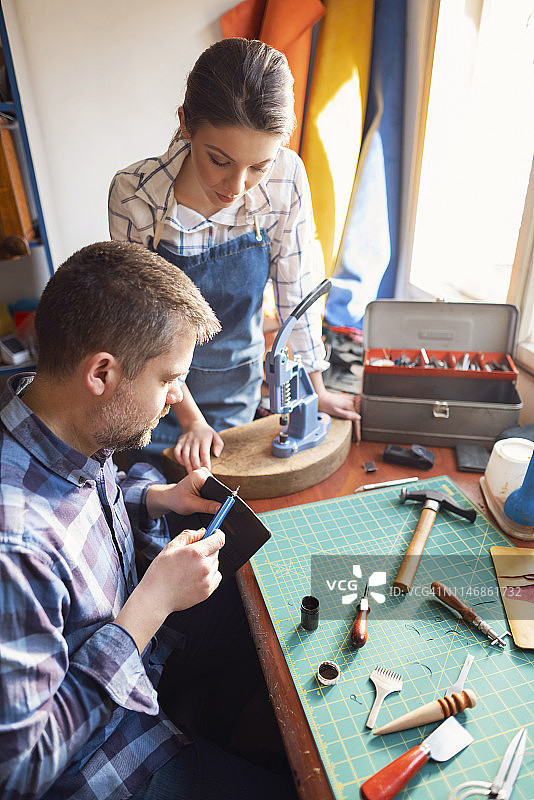 展示她的工匠技艺图片素材