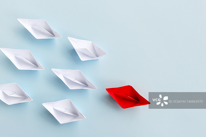 红色纸船跟随白色纸船图片素材