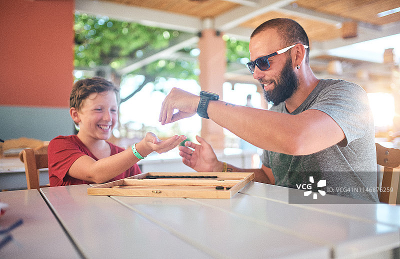 父子在度假时玩双陆棋图片素材