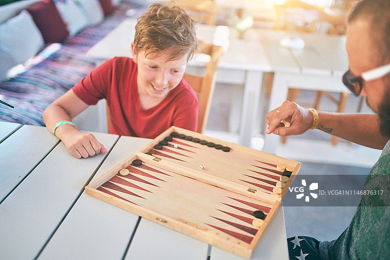 在假期玩西洋双陆棋图片素材