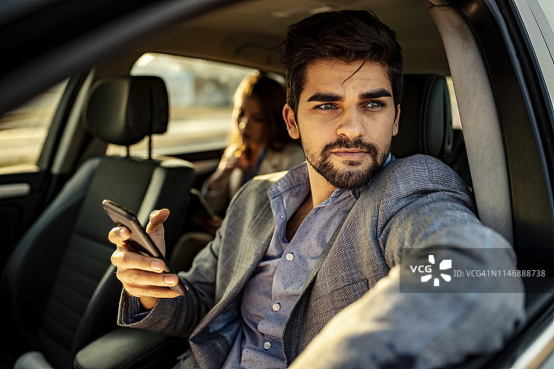 男人在车内使用手机图片素材