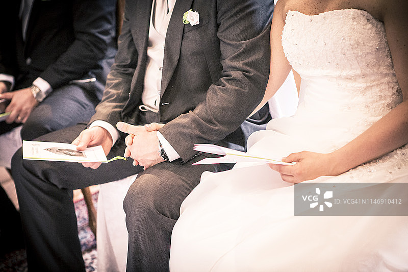 在婚礼仪式上牵手的新婚夫妇，意大利图片素材