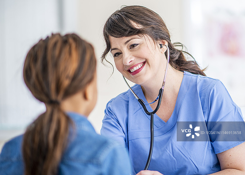 在医生办公室微笑的小女孩图片素材
