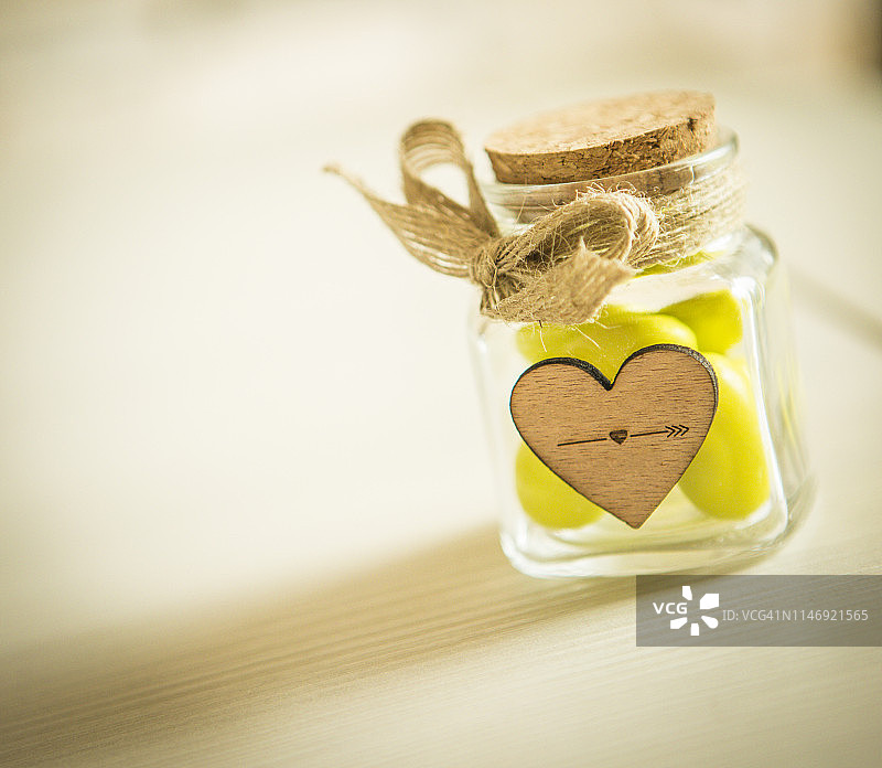 意大利婚礼上的绿色纸屑图片素材