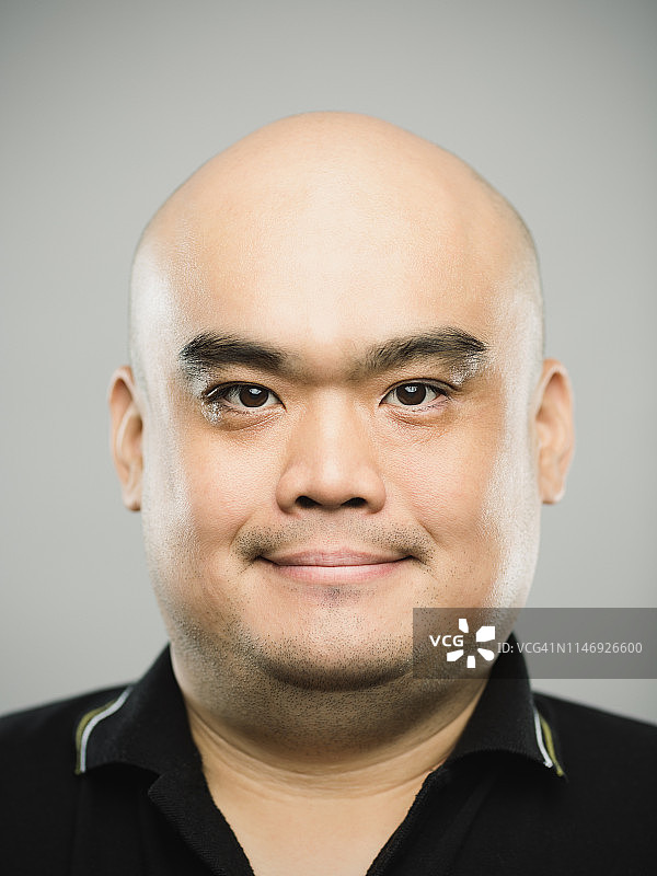 带有快乐表情的真实的中国成年男子肖像图片素材