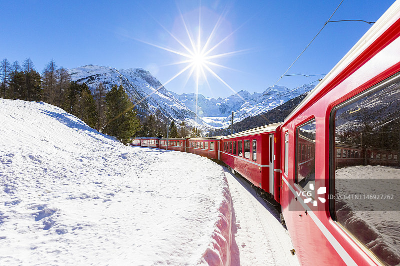 瑞士莫尔特拉奇冰河的伯尔尼纳快车图片素材