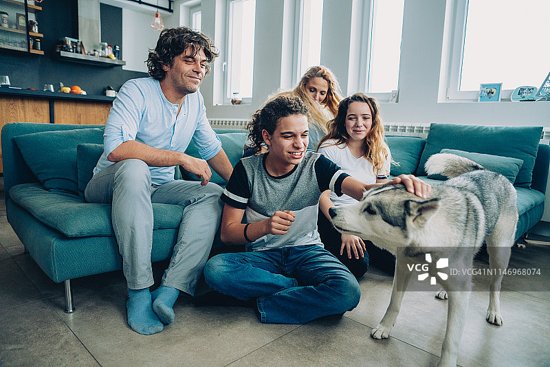 快乐的一家人和哈士奇图片素材