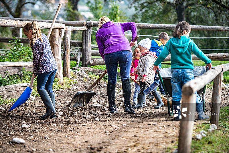儿童清理马厩图片素材