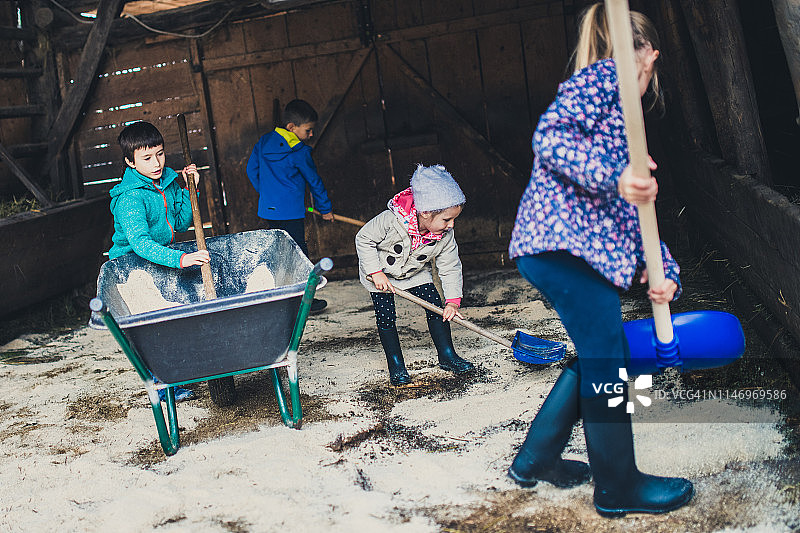 孩子们在铲锯末图片素材