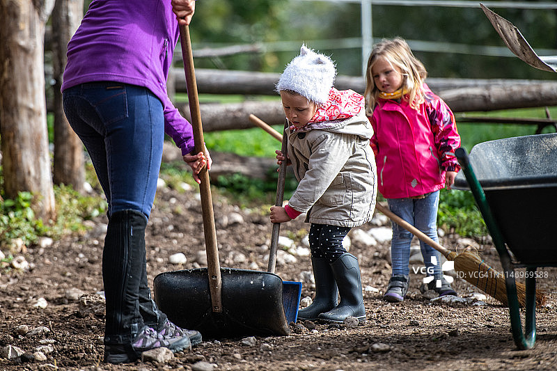 两个小女孩在清理院子图片素材