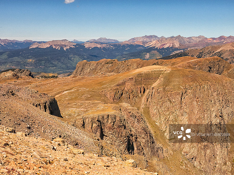 俯瞰悬崖和群山图片素材