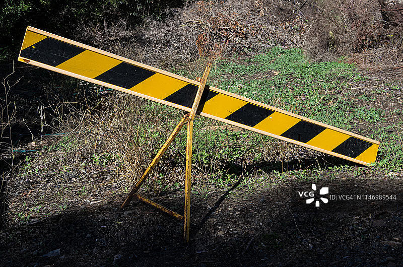 空地上黄黑条纹道路交通路障图片素材