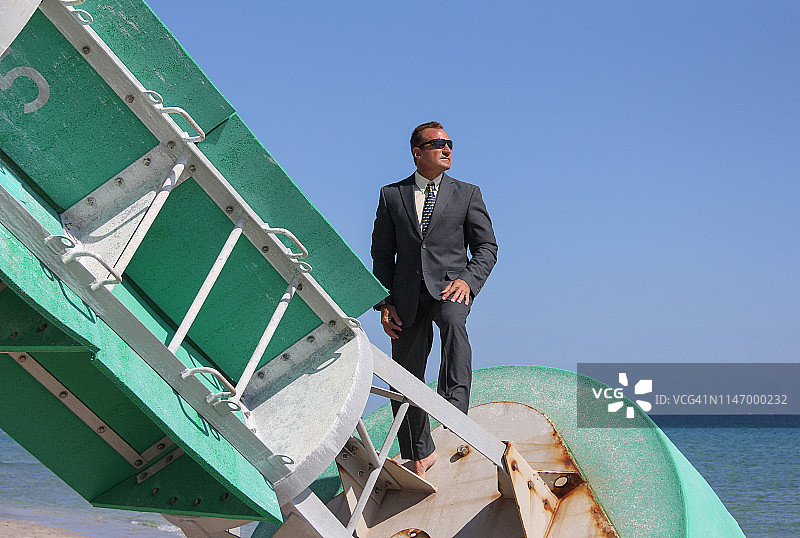 站在搁浅浮标上的商人图片素材
