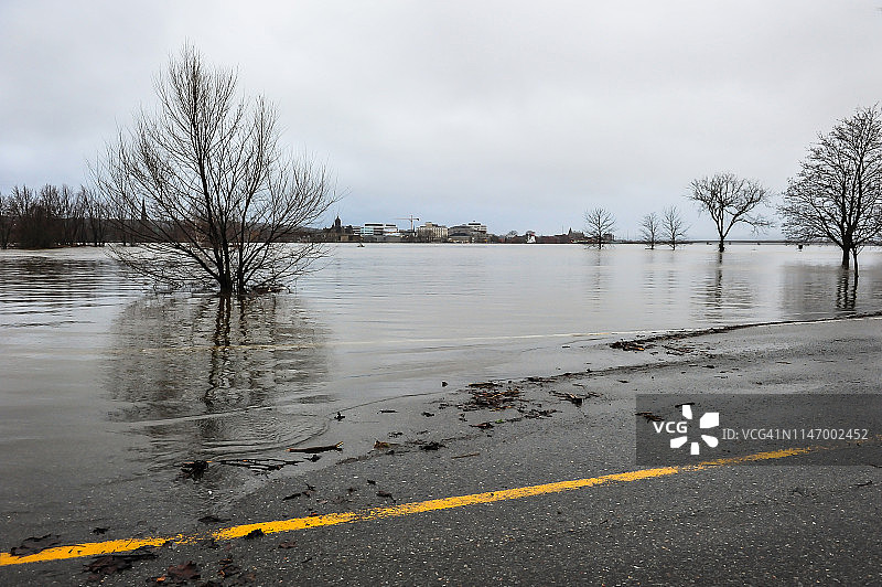 洪水水位到达联合街，完全覆盖了加拿大新不伦瑞克省弗雷德里克顿的卡尔顿公园图片素材