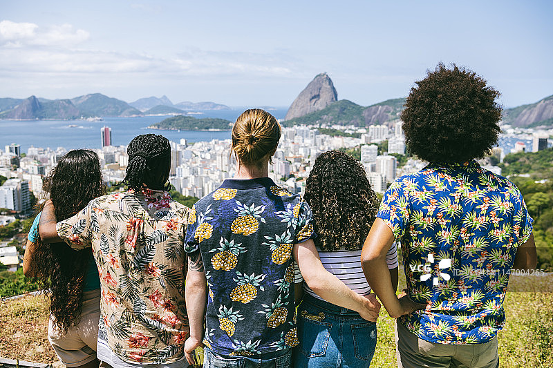 朋友们眺望里约热内卢（背面视角）图片素材