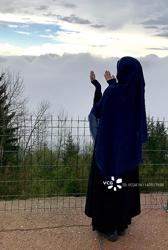 穆斯林在斋月祈祷图片素材