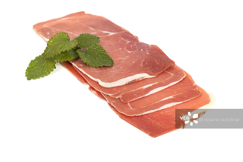 在白色背景上，西班牙塞拉诺火腿片的特写图片素材