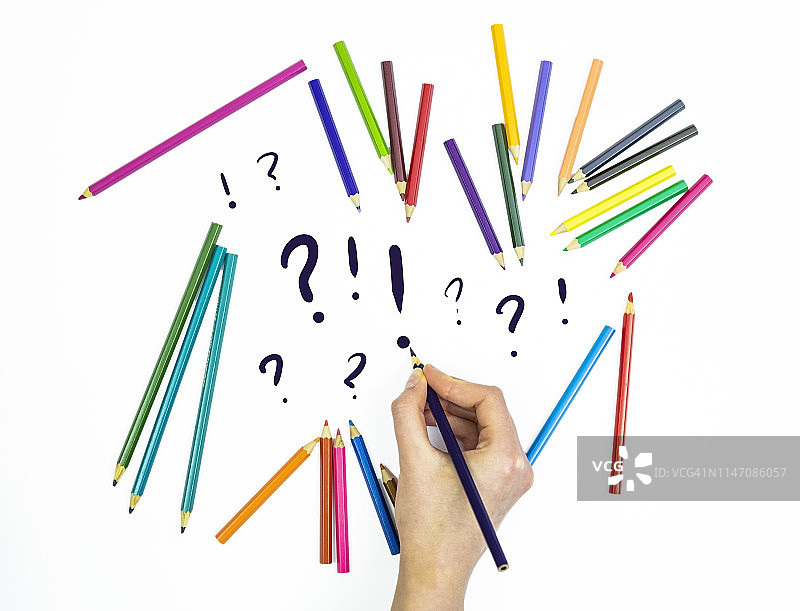 带问号的彩色铅笔图片素材