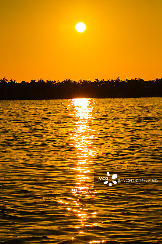 金色的夕阳图片素材