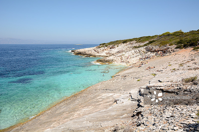克罗地亚普罗伊兹德岛阳光下的海岩图片素材