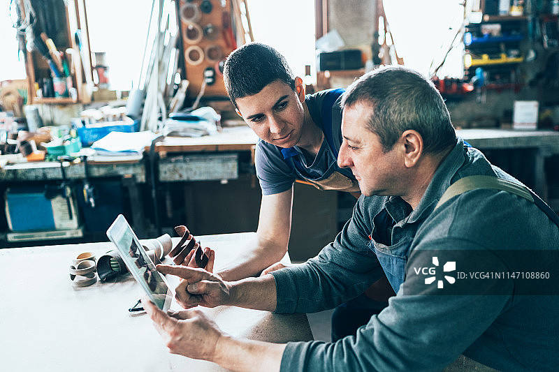 木匠使用数字平板电脑图片素材