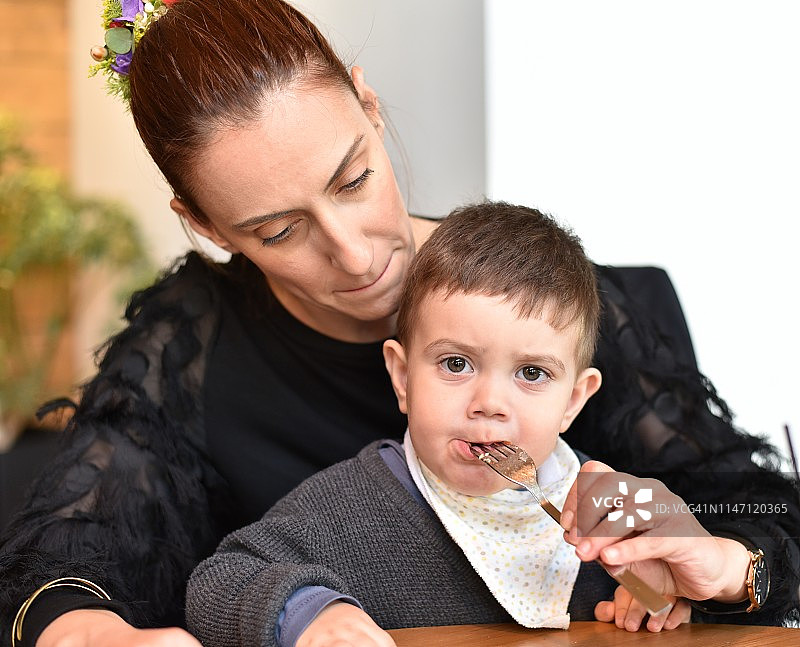 母子一起吃饭图片素材