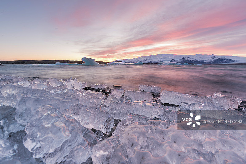 冰岛南部瓦特纳冰川的杰古沙龙冰川泻湖美景图片素材