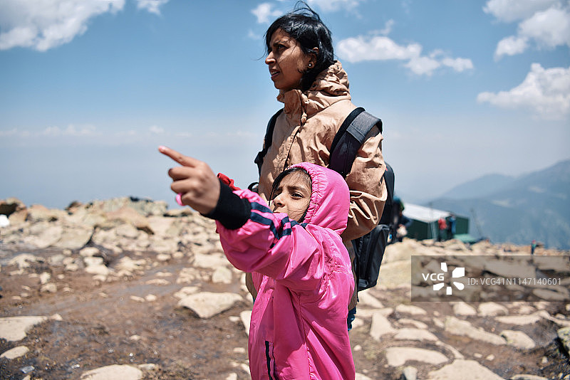母女在山顶徒步旅行图片素材