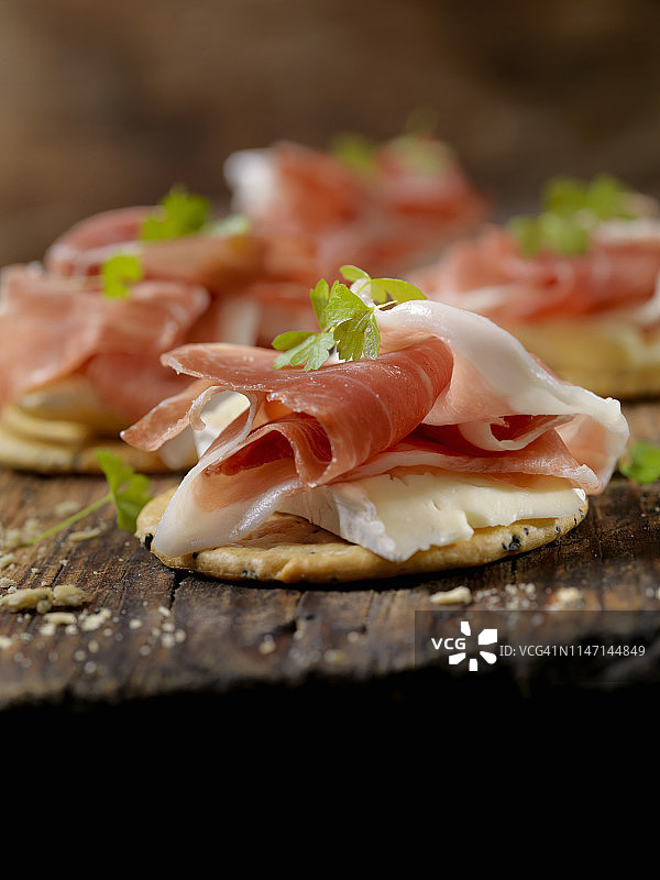 意式火腿布里奶酪饼干图片素材