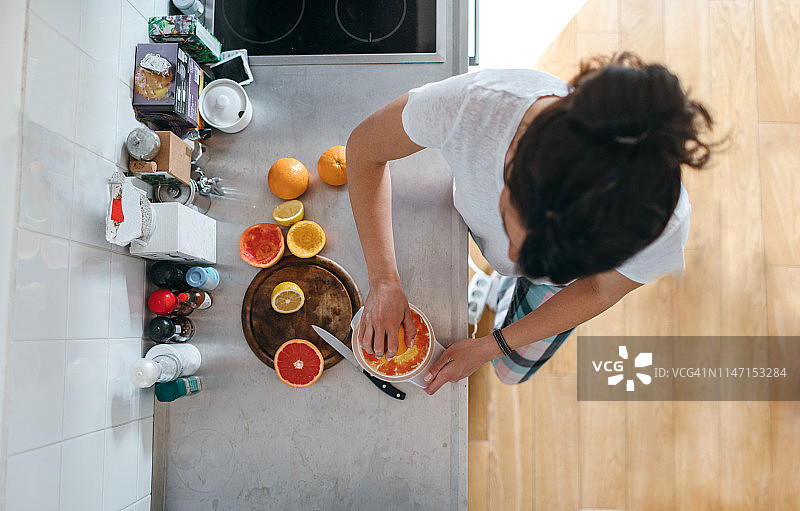 年轻女人在家中图片素材