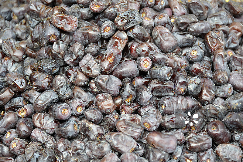 市场摊位上的干枣图片素材